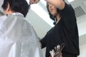 【熟女動画】めちゃくちゃミニスカの美容師さん、欲情した客にやられてしまうｗｗｗ(無修正)